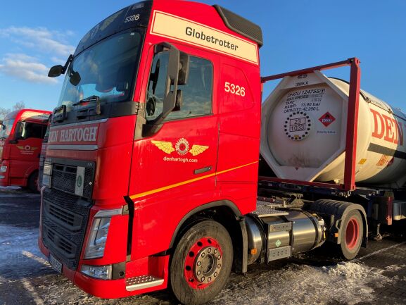 Deployment cleaner Den Hartogh LNG trucks for Shell